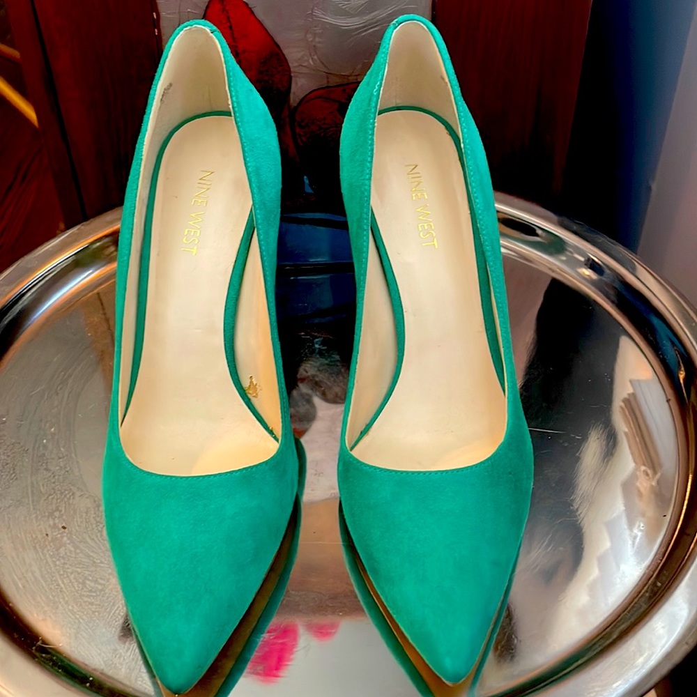 Gorgeous Nine West Emerald Green Suede Pumps with 4 in leather stiletto heels